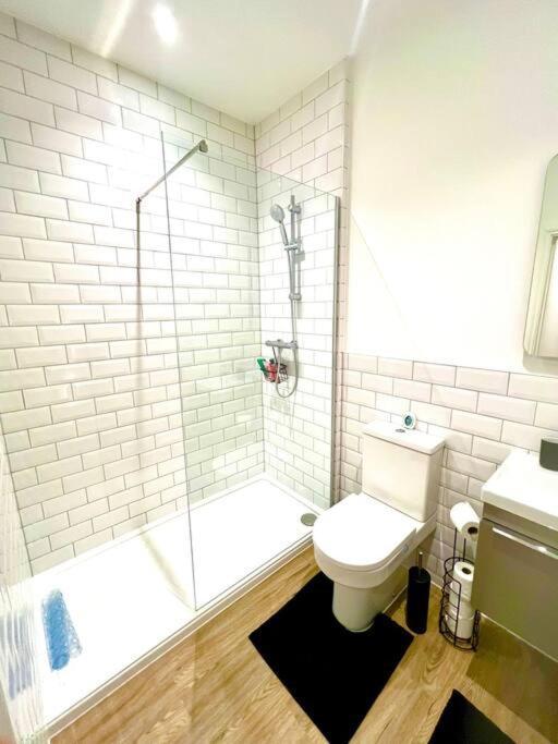 Brand New Apt - Beach Breeze Spacious 1-Bedroom Apartment With Parking - Sleeps 4 Ppl- Internet Bournemouth Eksteriør bilde