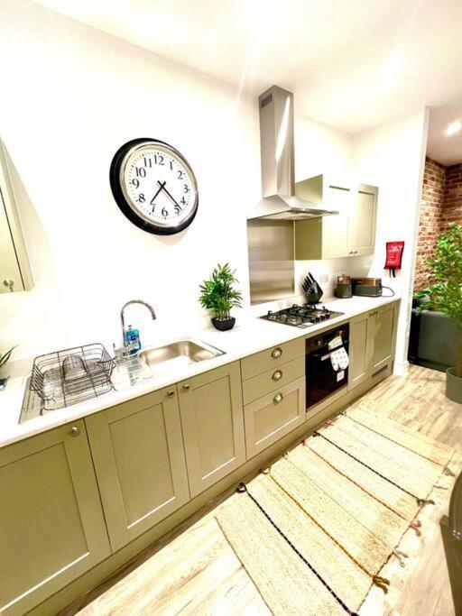 Brand New Apt - Beach Breeze Spacious 1-Bedroom Apartment With Parking - Sleeps 4 Ppl- Internet Bournemouth Eksteriør bilde
