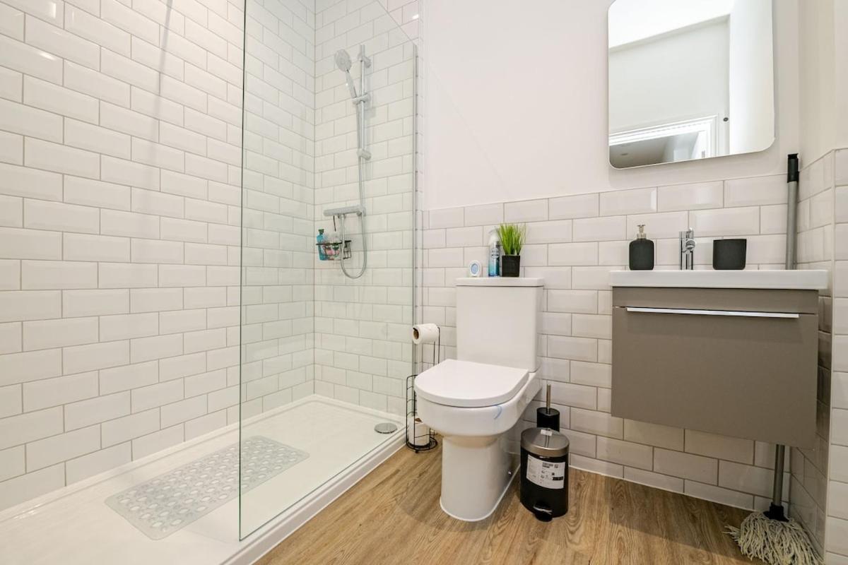 Brand New Apt - Beach Breeze Spacious 1-Bedroom Apartment With Parking - Sleeps 4 Ppl- Internet Bournemouth Eksteriør bilde
