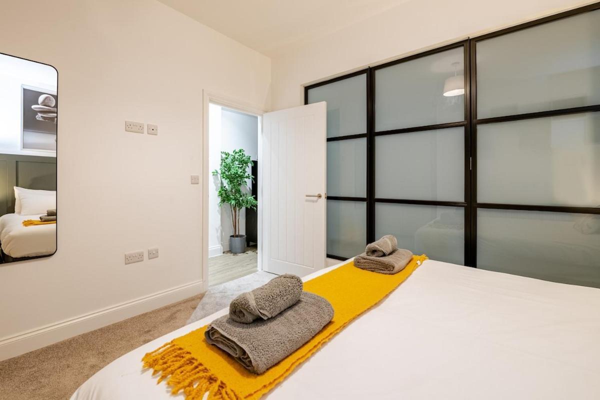 Brand New Apt - Beach Breeze Spacious 1-Bedroom Apartment With Parking - Sleeps 4 Ppl- Internet Bournemouth Eksteriør bilde