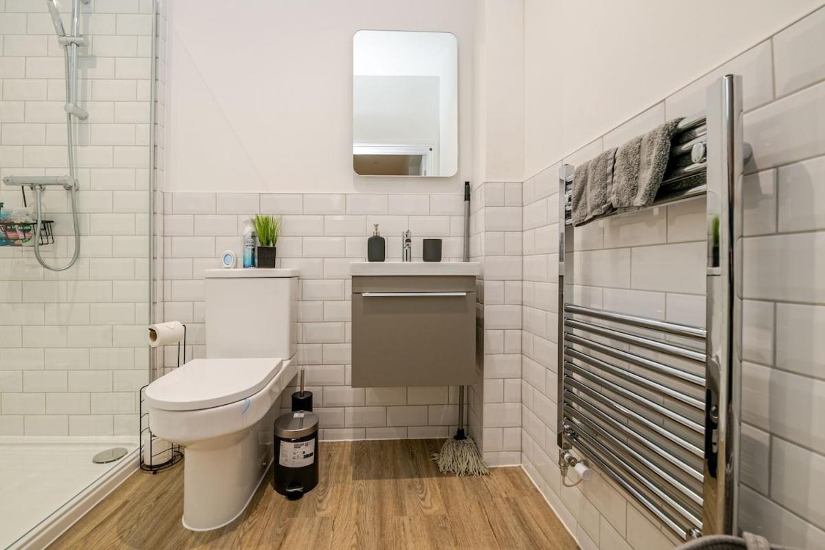 Brand New Apt - Beach Breeze Spacious 1-Bedroom Apartment With Parking - Sleeps 4 Ppl- Internet Bournemouth Eksteriør bilde