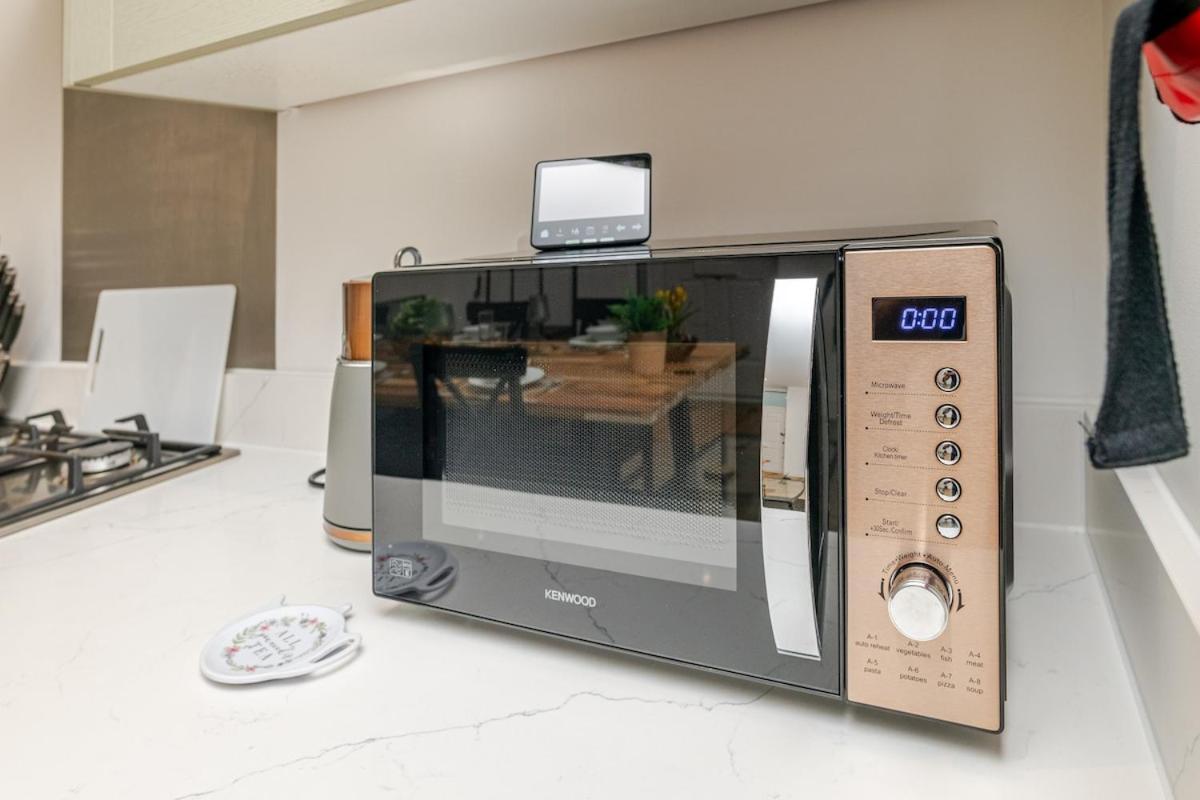 Brand New Apt - Beach Breeze Spacious 1-Bedroom Apartment With Parking - Sleeps 4 Ppl- Internet Bournemouth Eksteriør bilde