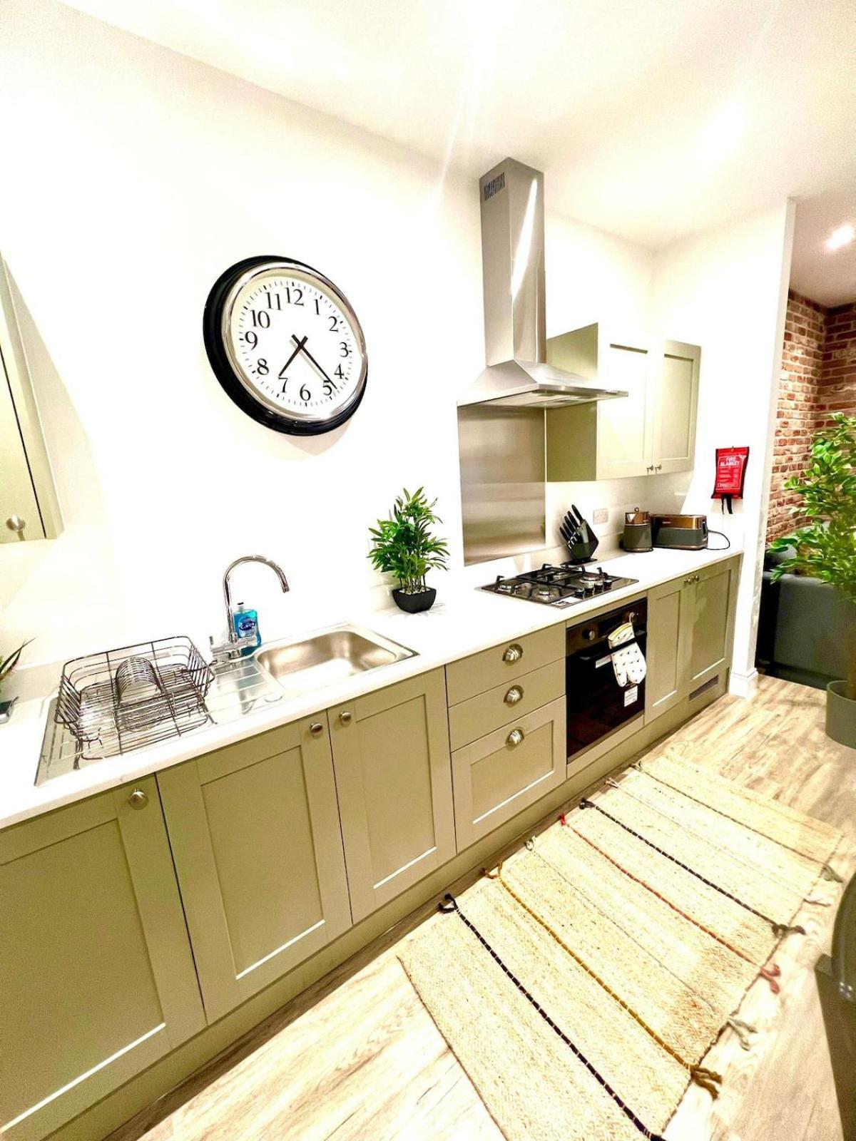 Brand New Apt - Beach Breeze Spacious 1-Bedroom Apartment With Parking - Sleeps 4 Ppl- Internet Bournemouth Eksteriør bilde