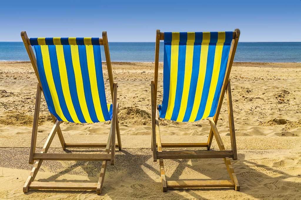 Brand New Apt - Beach Breeze Spacious 1-Bedroom Apartment With Parking - Sleeps 4 Ppl- Internet Bournemouth Eksteriør bilde